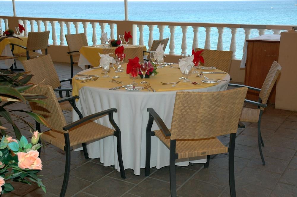 Bird Rock Beach Hotel Бастер Екстериор снимка