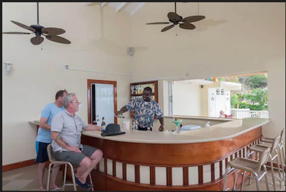 Bird Rock Beach Hotel Бастер Екстериор снимка