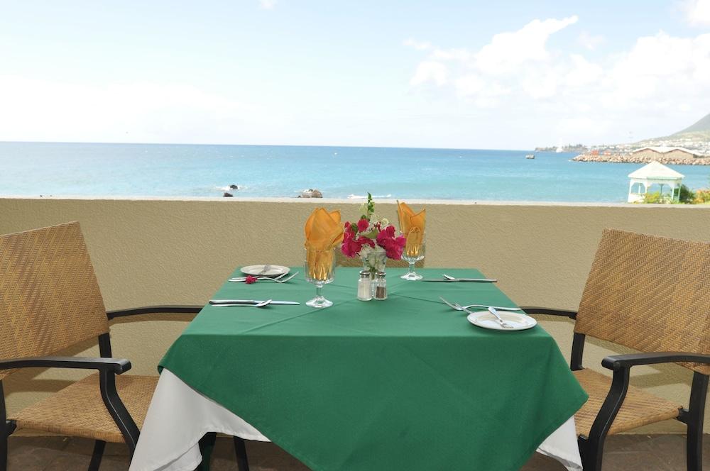 Bird Rock Beach Hotel Бастер Екстериор снимка
